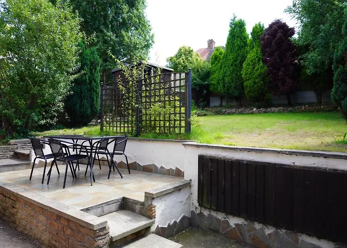 Valley Road- 3 Bedrooms Sleeps 5, Free Parking & Wifi - Close To City Centre, University & Hospital
