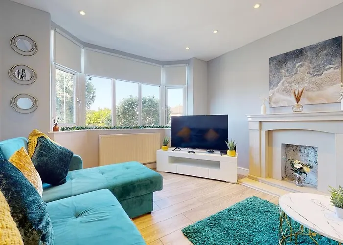 Valley Road- 3 Bedrooms Sleeps 5, Free Parking & Wifi - Close To City Centre, University & Hospital