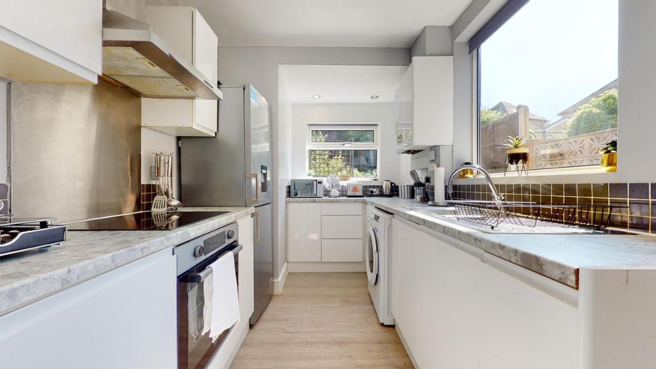 Valley Road- 3 Bedrooms Sleeps 5, Free Parking & Wifi - Close To Centre, & Hospital Villa *