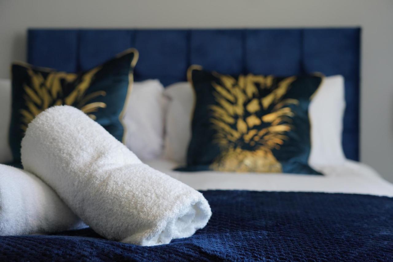 Valley Road- 3 Bedrooms Sleeps 5, Free Parking & Wifi - Close To Centre, & Hospital Villa