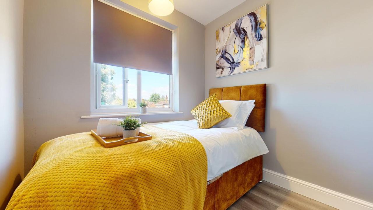 Villa Valley Road- 3 Bedrooms Sleeps 5, Free Parking & Wifi - Close To Centre, & Hospital Nottingham
