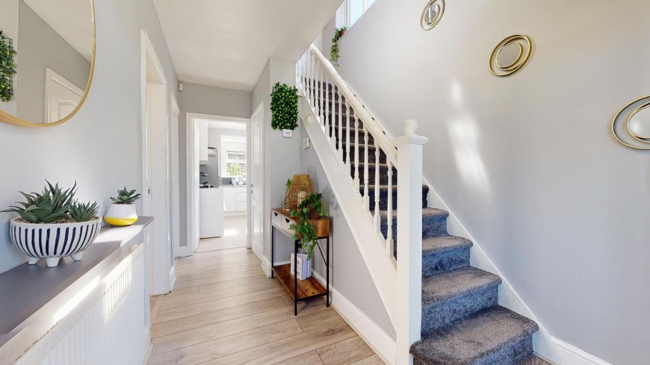 Valley Road- 3 Bedrooms Sleeps 5, Free Parking & Wifi - Close To Centre, & Hospital