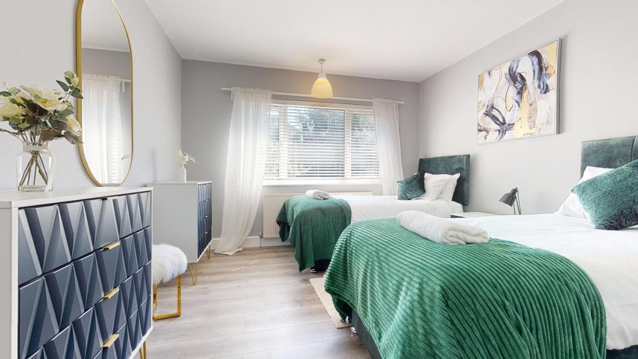 Valley Road- 3 Bedrooms Sleeps 5, Free Parking & Wifi - Close To Centre, & Hospital Nottingham