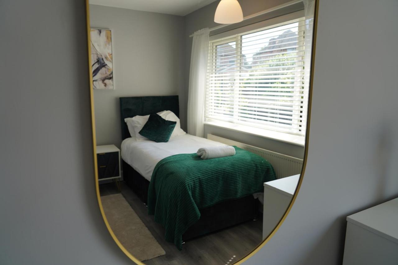 Valley Road- 3 Bedrooms Sleeps 5, Free Parking & Wifi - Close To Centre, & Hospital