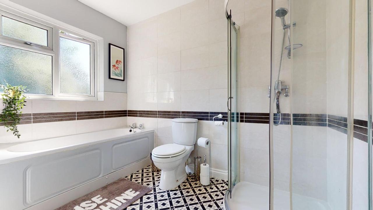 Valley Road- 3 Bedrooms Sleeps 5, Free Parking & Wifi - Close To Centre, & Hospital Nottingham