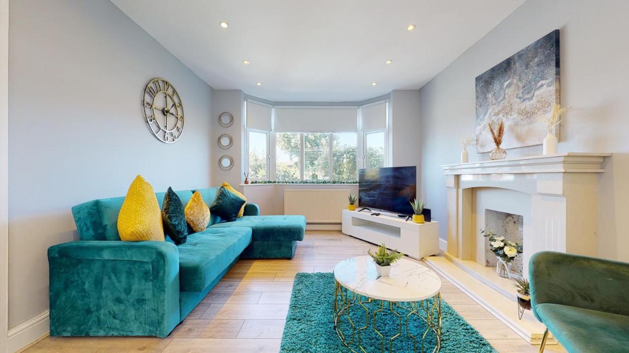 Valley Road- 3 Bedrooms Sleeps 5, Free Parking & Wifi - Close To Centre, & Hospital Villa *