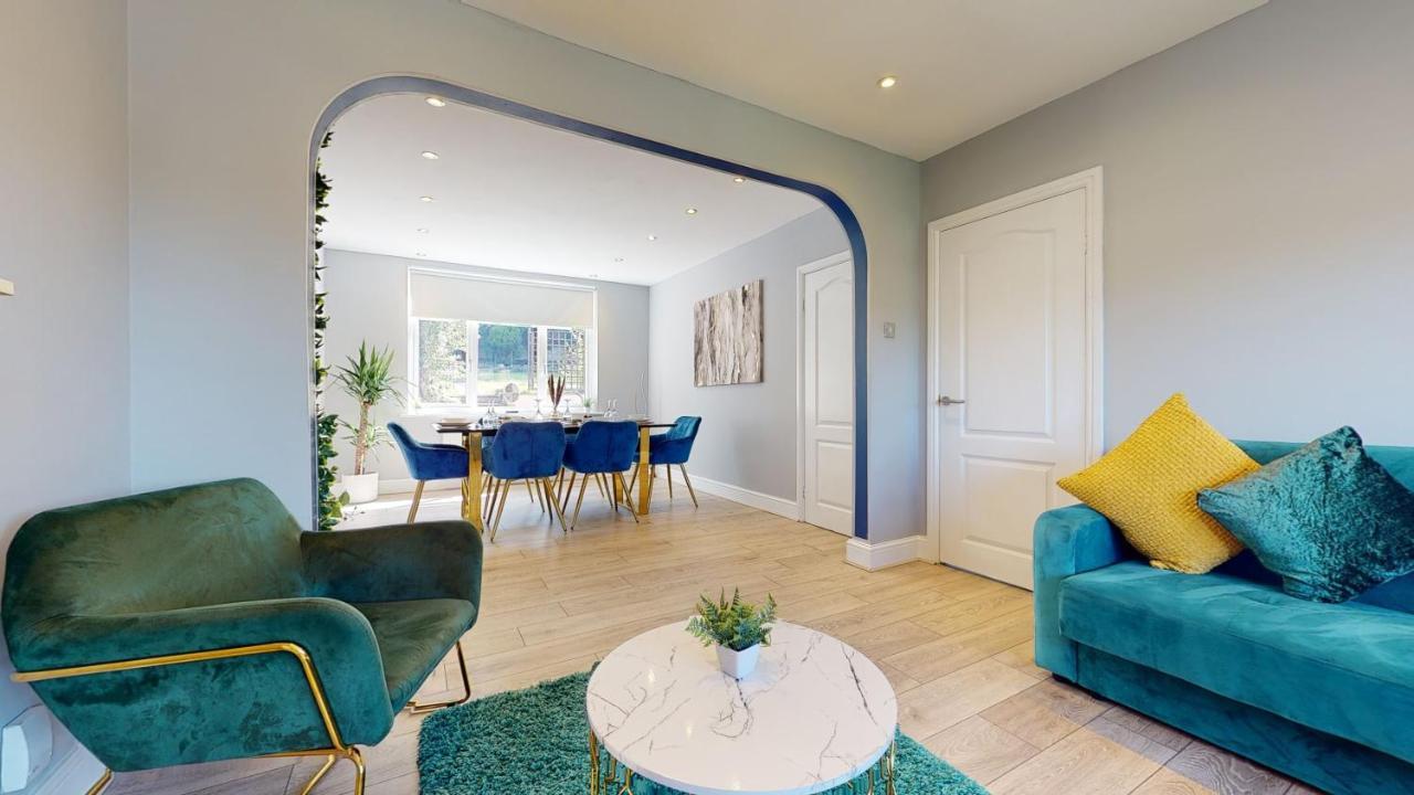 Valley Road- 3 Bedrooms Sleeps 5, Free Parking & Wifi - Close To Centre, & Hospital Villa *