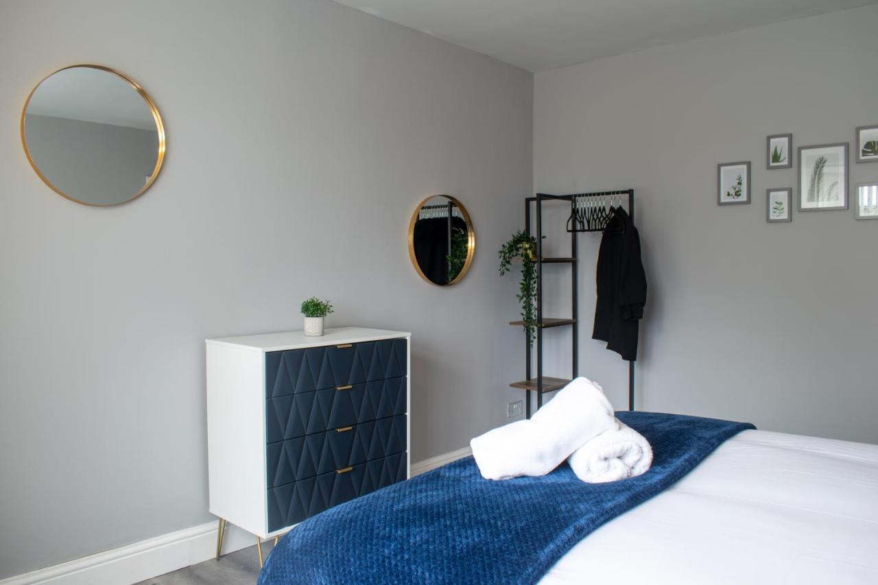 Villa Valley Road- 3 Bedrooms Sleeps 5, Free Parking & Wifi - Close To Centre, & Hospital *