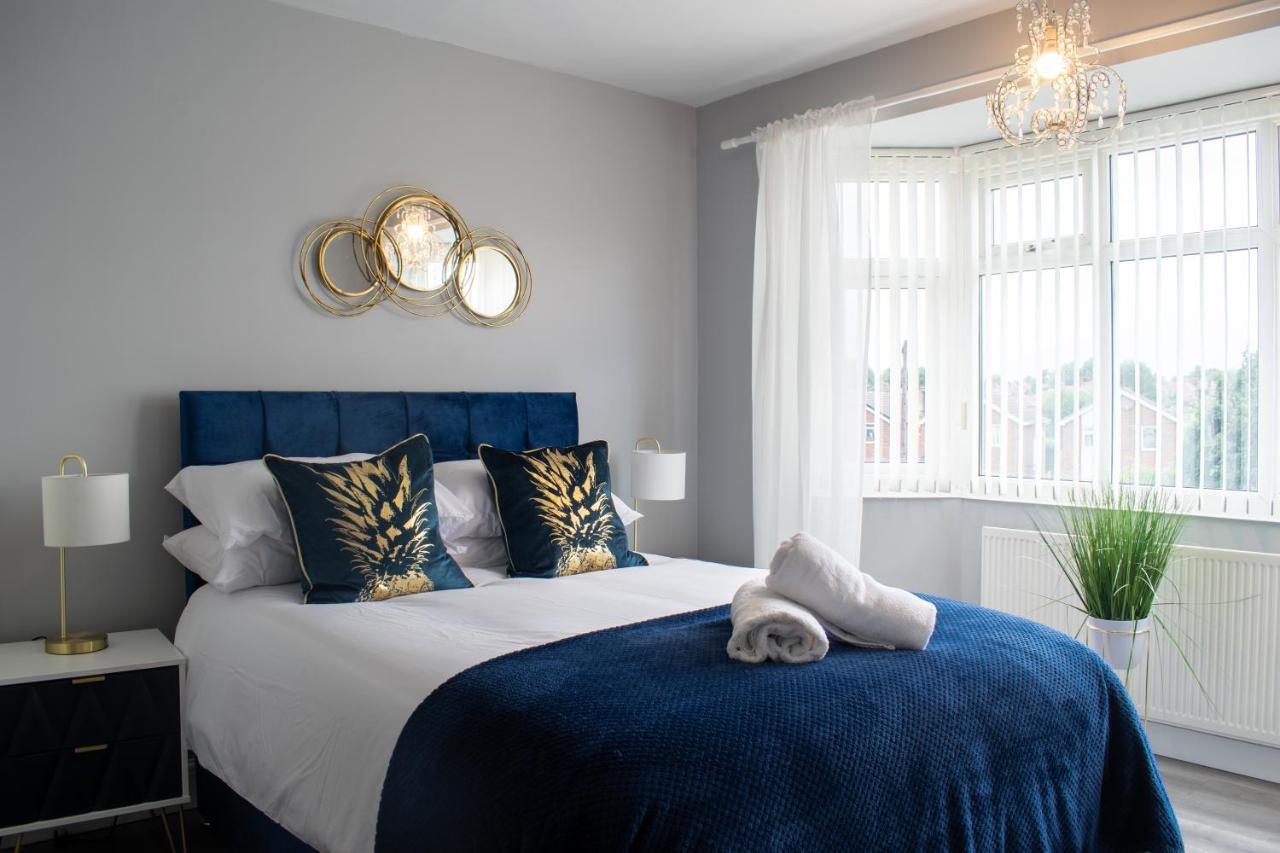 Villa Valley Road- 3 Bedrooms Sleeps 5, Free Parking & Wifi - Close To Centre, & Hospital *