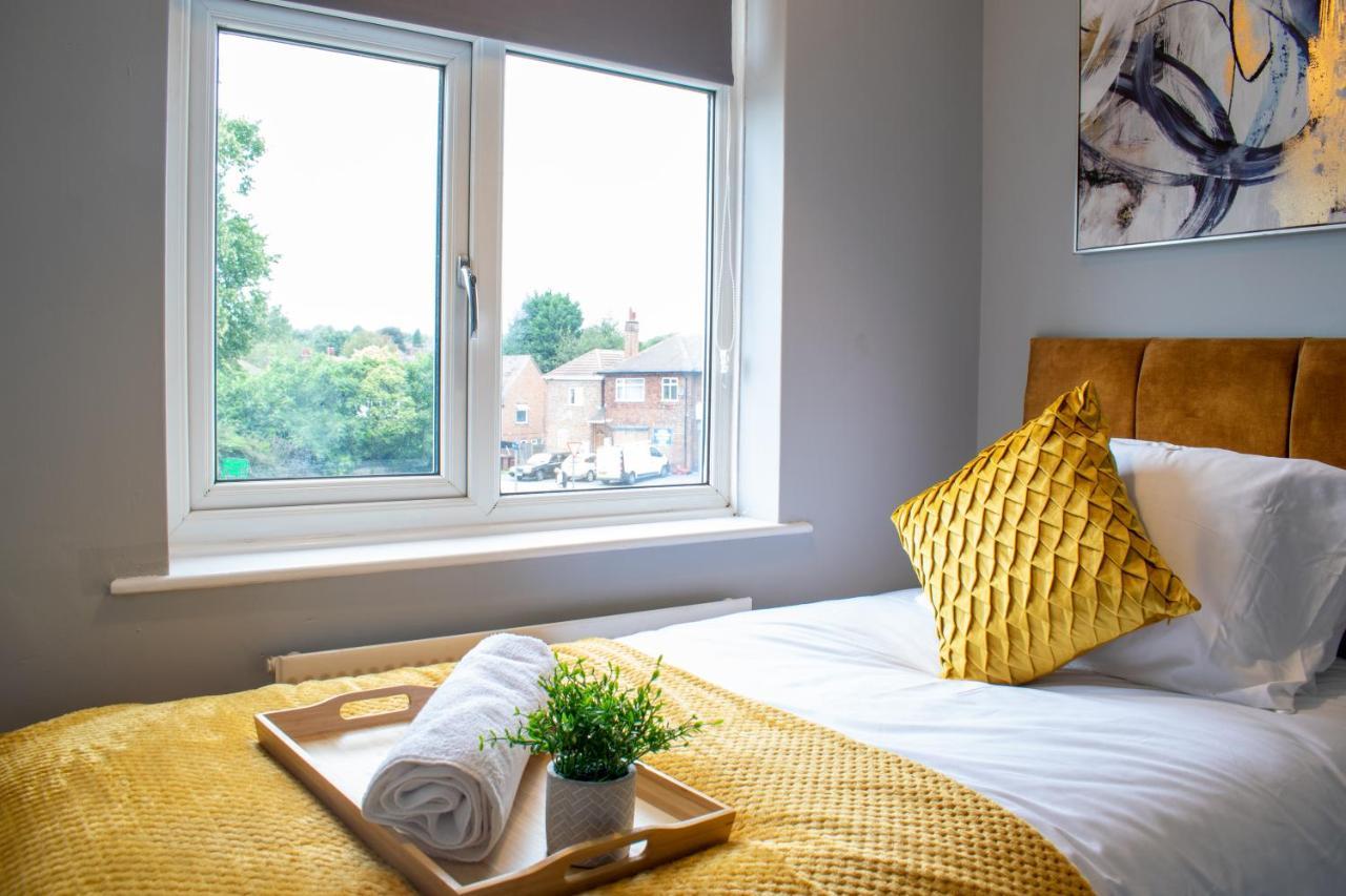 Valley Road- 3 Bedrooms Sleeps 5, Free Parking & Wifi - Close To Centre, & Hospital